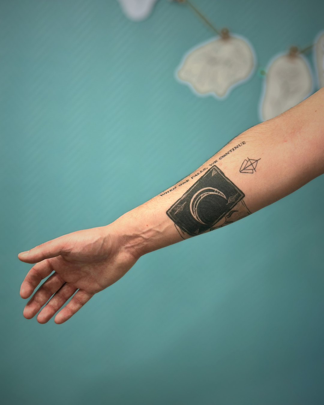 Un tattoo sur l'avant bras inspiré du jeu de Clair Obscur : Expedition 33
