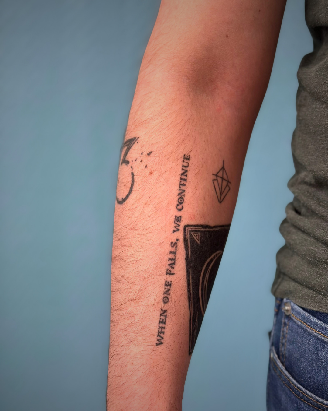 Tatouage lettrage avant bras sur le thème du jeu Clair Obscure : Expédition 33 - cicatrisé