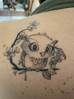 Tatouage cartoon d'une chouette sur épaule - cicatrisé