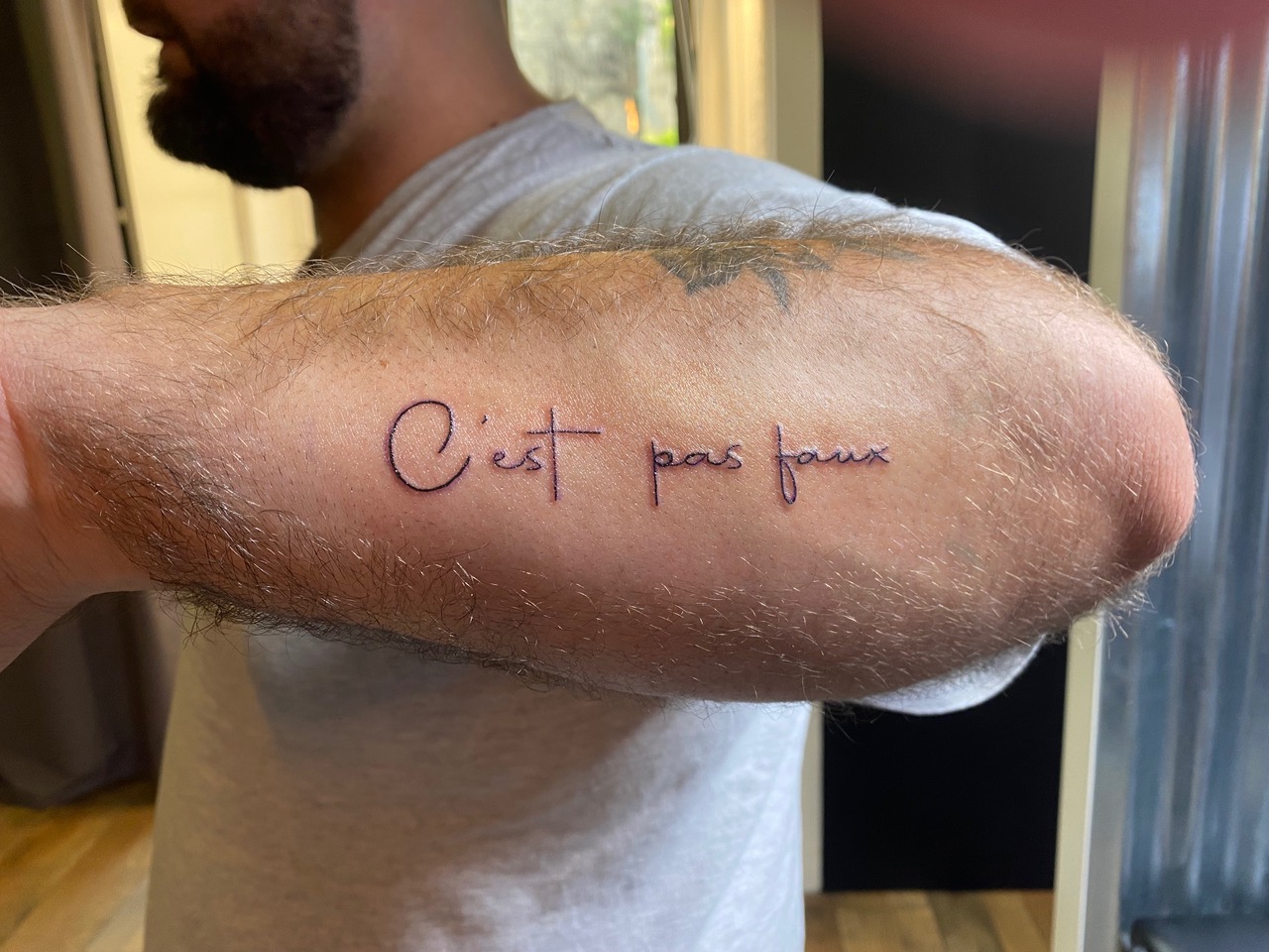 Tatouage lettrage en hommage à l’univers de Kaamelott