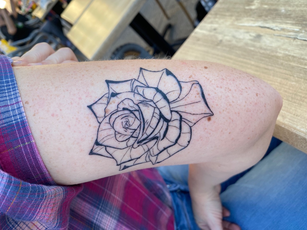 Tatouage d'une rose graphique sur le bras entre finesse et caractère - cicatrisé
