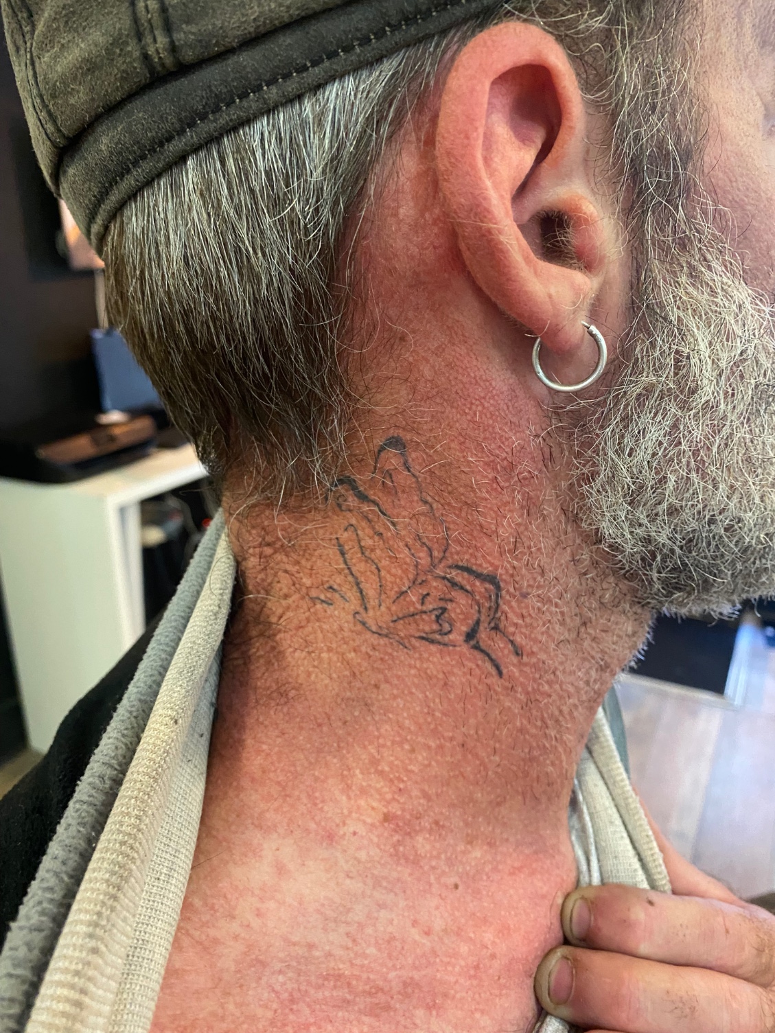 Tatouage graphique d'un papillon dans le cou - cicatrisé
