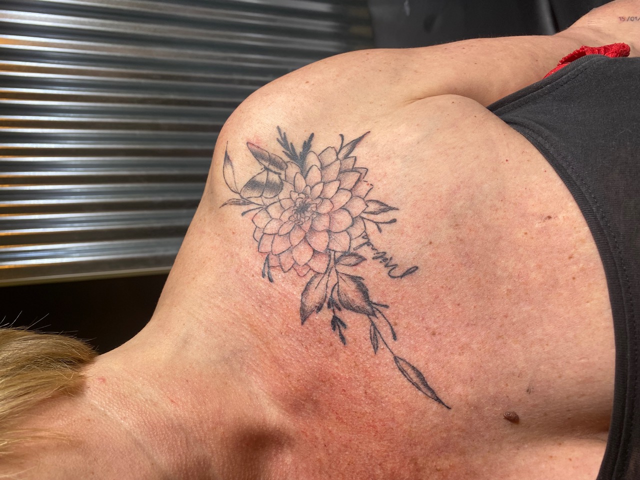 Tatouage floral, doux et féminin sur épaule - cicatrisé