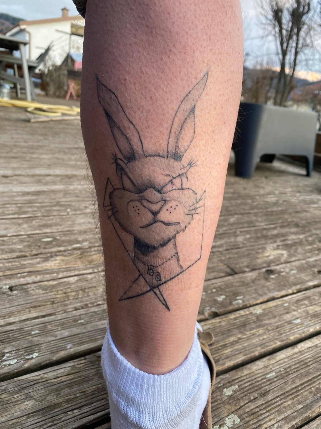 Tatouage cartoon d'un lapin sur le molet - cicatrisé