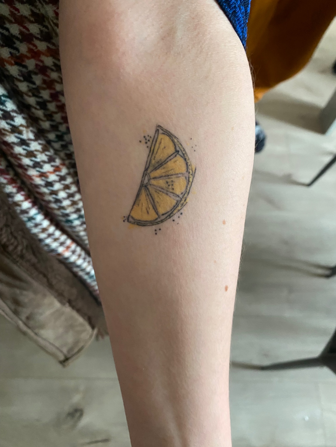 Tatouage graphique en couleur sur avant bras - cicatrisé