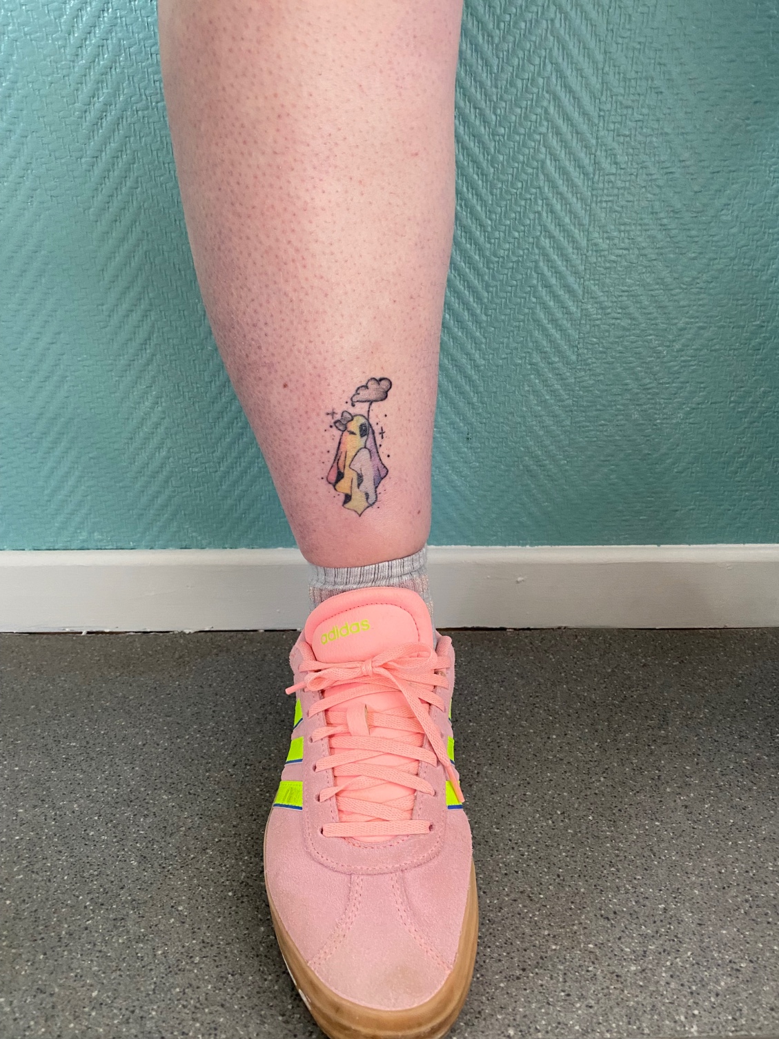 Tatouage cartoon d'un fantôme en couleur sur le tibia - cicatrisé
