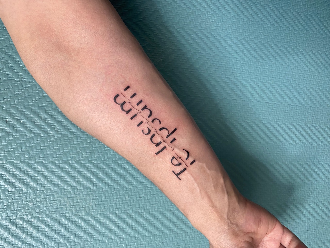 Un tatouage lettrage riche de sens sur un avant-bras