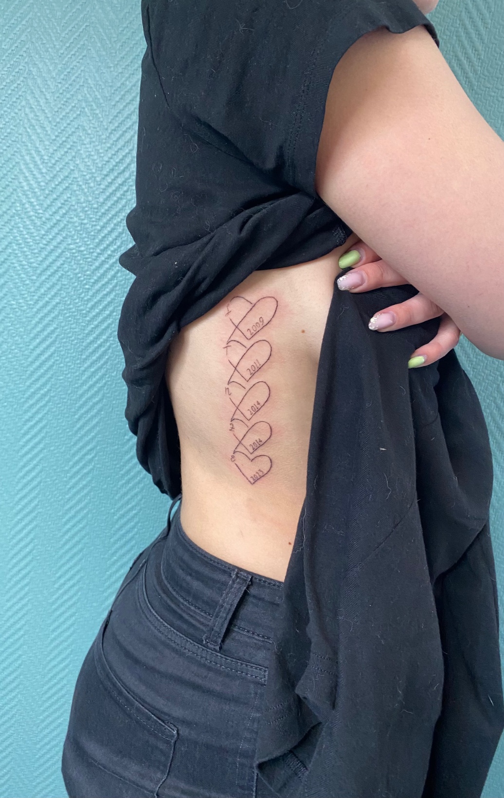 Tatouage ligne fine sur les côtes