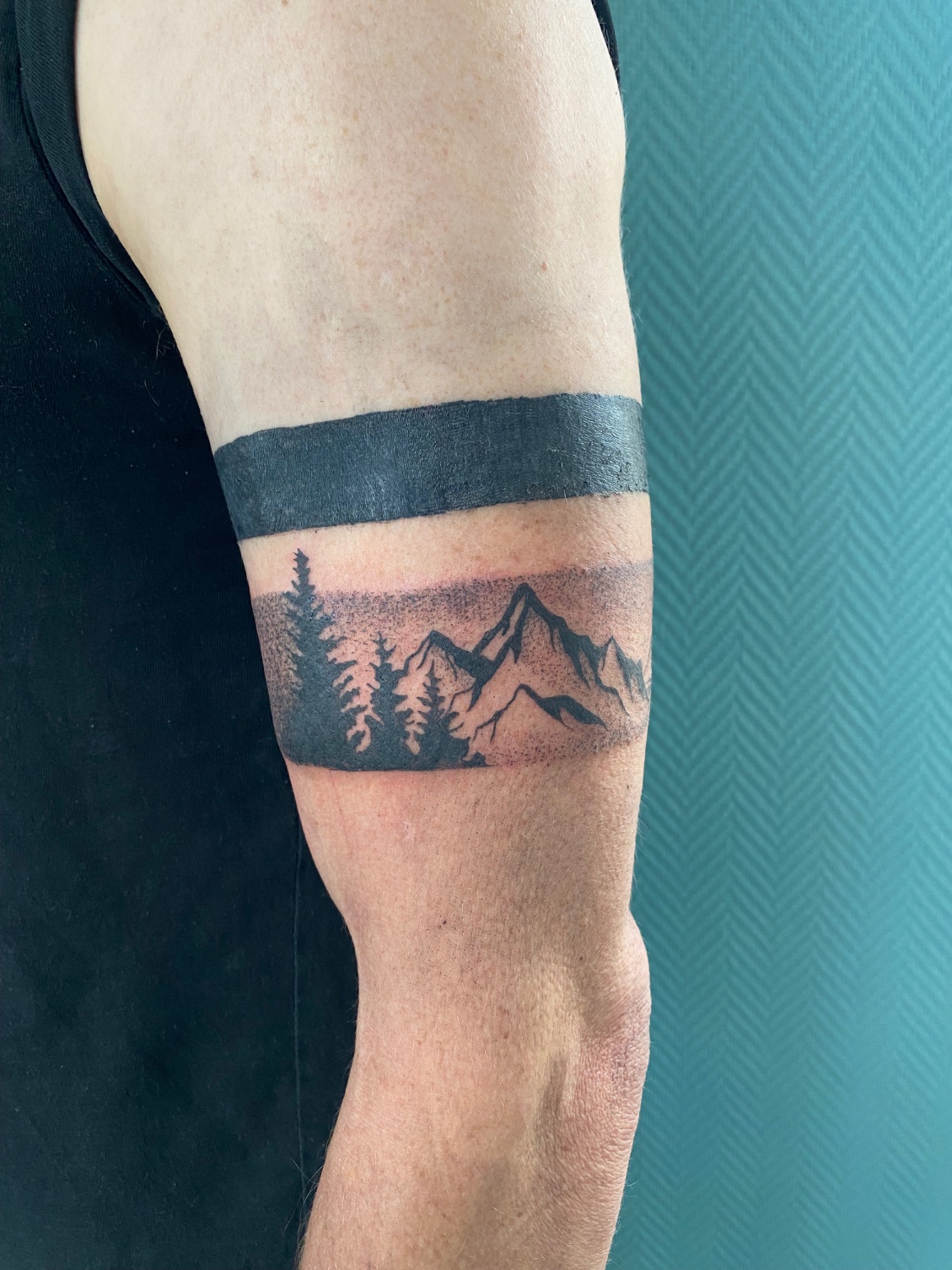 Tatouage tour de bras graphique et wip sur le thème de la nature