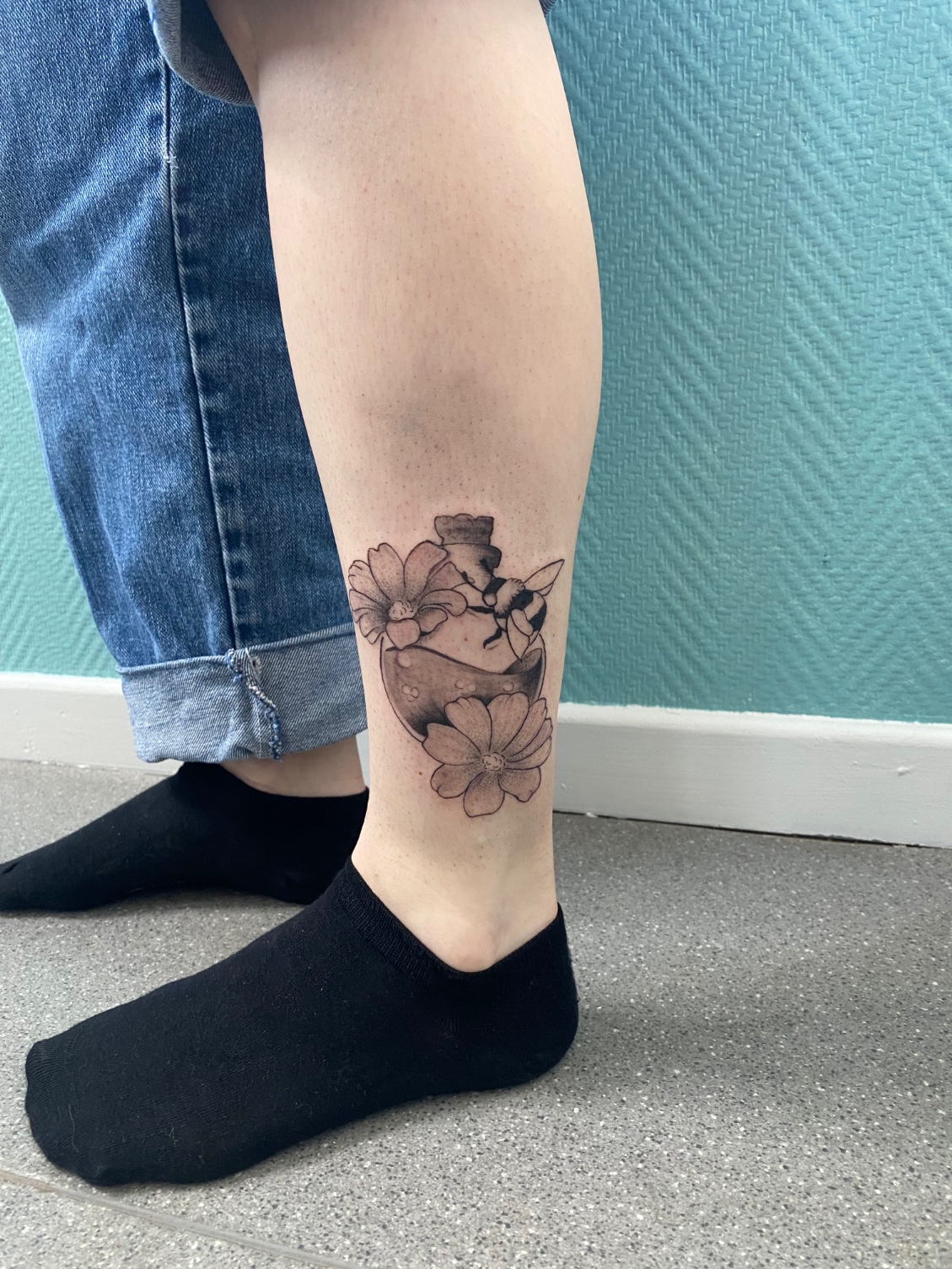 Tatouage d'un flash sur la cheville
