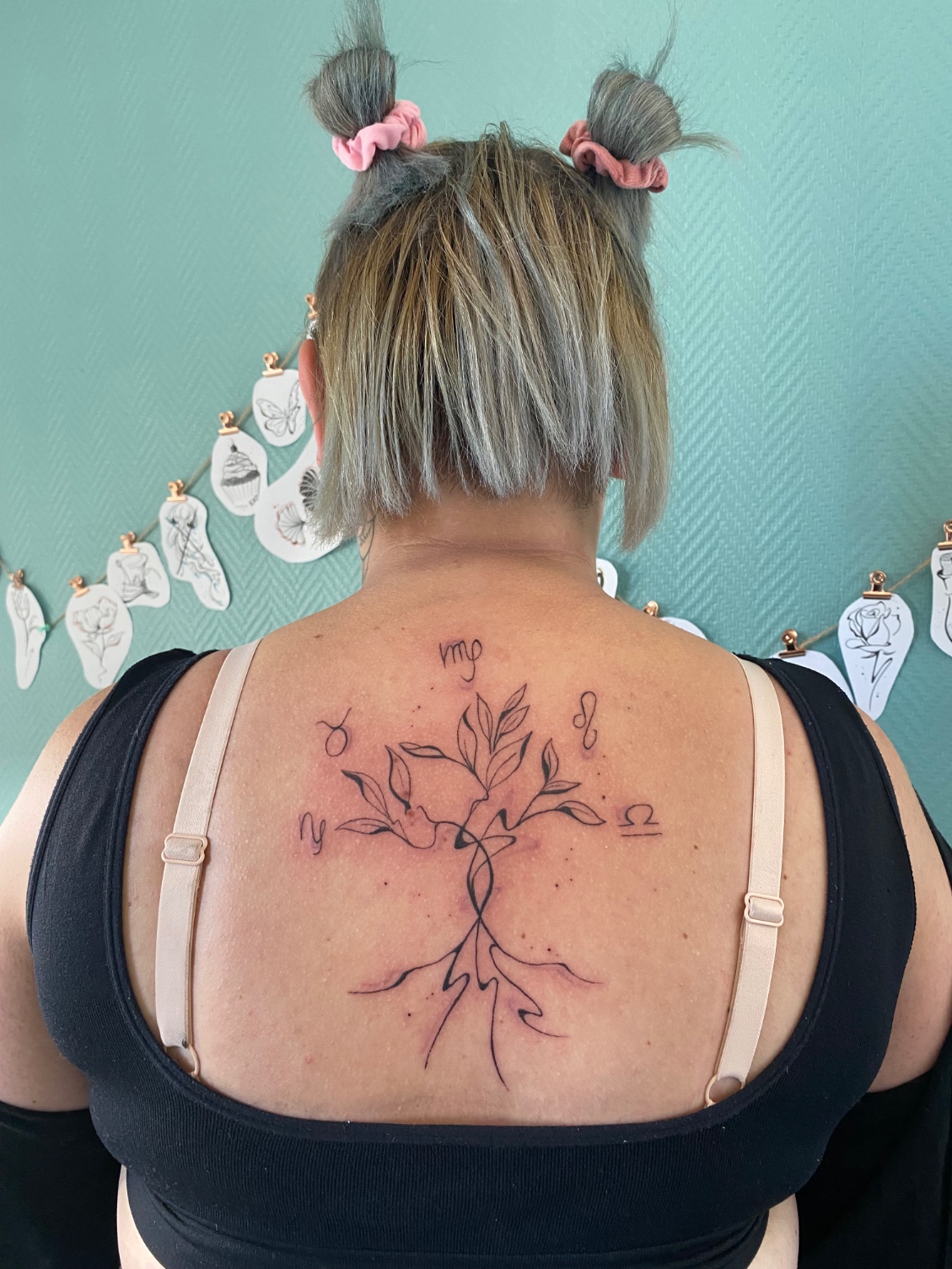 Un arbre de vie stylisé tatoué sur un dos
