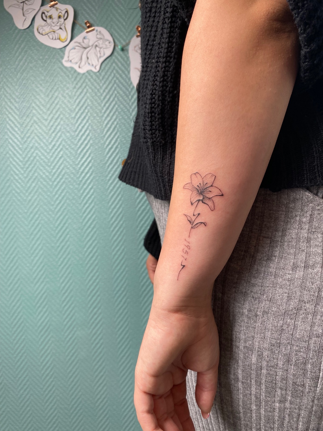 Tatouage de lys sur l'avant bras