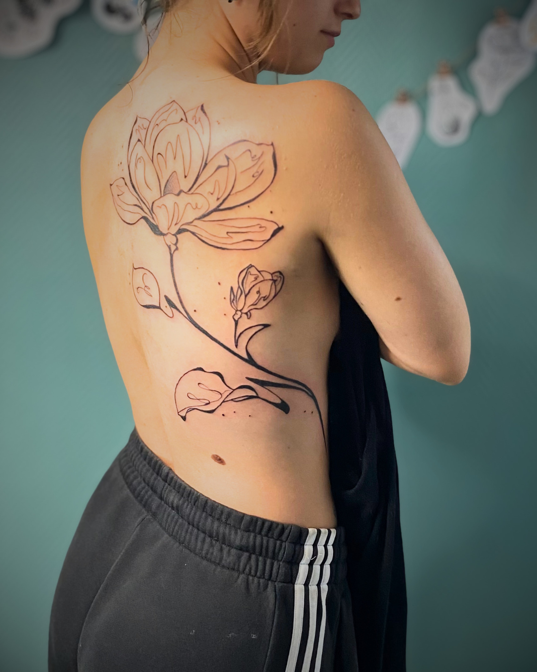 Tatouage d'un magnolia graphique dans le dos